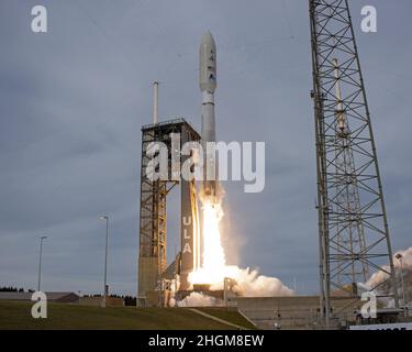 Cape Canaveral, États-Unis.21st janvier 2022.United Launch Alliance lance sa fusée Atlas V pour stimuler les satellites de l'USSF pour la Force spatiale à partir du complexe 41 à la station de la Force spatiale de Cape Canaveral, en Floride, le vendredi 21 janvier 2022.Les satellites font partie du Programme de sensibilisation à la situation spatiale géosynchrone de la Force spatiale, qui peut surveiller les activités en orbite géosynchrone.Photo de Joe Marino/UPI crédit: UPI/Alay Live News crédit: UPI/Alay Live News Banque D'Images