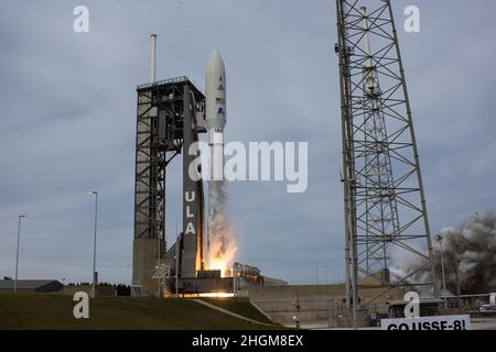 Cape Canaveral, États-Unis.21st janvier 2022.United Launch Alliance lance sa fusée Atlas V pour stimuler les satellites de l'USSF pour la Force spatiale à partir du complexe 41 à la station de la Force spatiale de Cape Canaveral, en Floride, le vendredi 21 janvier 2022.Les satellites font partie du Programme de sensibilisation à la situation spatiale géosynchrone de la Force spatiale, qui peut surveiller les activités en orbite géosynchrone.Photo de Joe Marino/UPI crédit: UPI/Alay Live News crédit: UPI/Alay Live News Banque D'Images