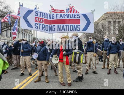 Washington DC, États-Unis.21st janvier 2022.Washington, DC, États-Unis.21st janvier 2022.Thomas Ryan Rousseau, fondateur du Patriot Front, un groupe de haine nationaliste blanc dirige son groupe alors qu'il avance sur des milliers de défenseurs pro-vie et anti-avortement lors de la Marche annuelle 49th pour la vie à Washington, DC le vendredi 21 janvier 2022.Photo par Jemal Countess/UPI crédit: UPI/Alamy Live News crédit: UPI/Alamy Live News Banque D'Images