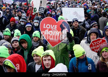 Washington DC, États-Unis.21st janvier 2022.Washington, DC, États-Unis.21st janvier 2022.Des milliers de défenseurs de l'avortement le long de mars dans les rues de Washington, DC pendant la Marche annuelle 49th pour la vie à Washington, DC le vendredi 21 janvier 2022.Photo par Jemal Countess/UPI crédit: UPI/Alamy Live News crédit: UPI/Alamy Live News Banque D'Images