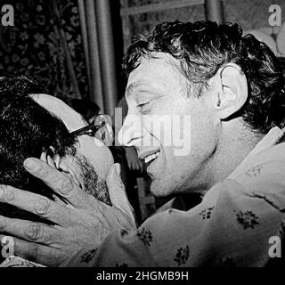 Harvey Milk célébrant son élection au Conseil des superviseurs de San Francisco, Californie, 8th novembre 1977 Banque D'Images