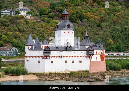 Kaub, Rhénanie-Palatinat, Allemagne - 19 août 2020 : Château de Pfalzgrafenstein avec Kaub en arrière-plan Banque D'Images