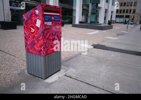 Ottawa (Ontario), Canada - le 14 novembre 2021 : boîte postale de postes Canada pour le dépôt de courrier ou de colis sur la rue O'Connor à Downtonw Ottawa. Banque D'Images