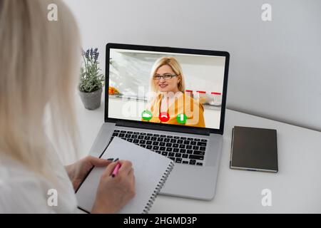 L'hébergement des enseignants en ligne en utilisant la vidéoconférence sur ordinateur portable Banque D'Images