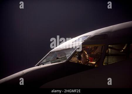 Le Maj. Gena Fedoruk de la Force aérienne des États-Unis, pilote KC-135 Stratotanker au sein de l'escadron de ravitaillement en vol expéditionnaire 340th, effectue un vol préliminaire de son avion avant de partir d'une base dans la zone de responsabilité du Commandement central des États-Unis à l'appui d'une mission menant des frappes aériennes en Syrie, le 23 septembre 2014.Plusieurs KC-135 Stratotankers ont fait partie d'un vaste paquet de grève de coalition qui a été le premier à frapper des cibles ISIL en Syrie.(É.-U.Photo de la Force aérienne par le premier Airman Matthew Bruch/publié) Banque D'Images