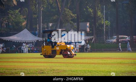 MUMBAI, INDE - 26 novembre 2021 : Un homme de terrain roulant le cricket pour préparer un terrain de cricket au Mumbai Ground Banque D'Images