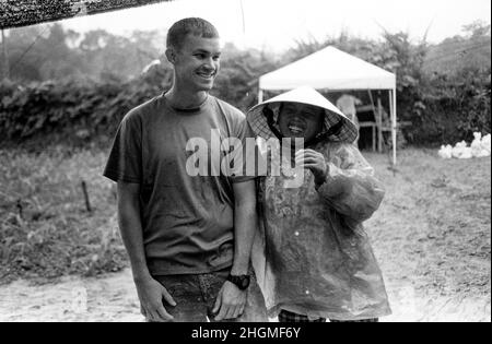 Les cadres supérieurs de l'US Air Force Airman Eric Posey, un technicien des explosifs et munitions temporairement affecté à la défense POW/MIA Agence Comptable (DPAA), interagit avec un travailleur local au cours d'une opération de récupération dans la province de Nghe An, Vietnam, le 29 novembre 2017. La mission de DPAA est de fournir le plus possible notre personnel manquant à leurs familles et à la nation. (U.S. Photo de l'Armée de l'air par le sergent. Matthew J. Bruch) Banque D'Images