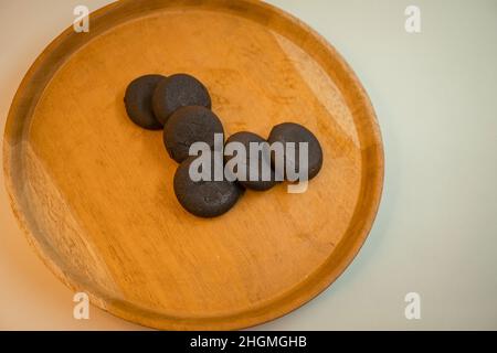 Gros plan des biscuits au chocolat sur la plaque de bois, avec un espace négatif.Cette image est parfaite pour la brochure alimentaire, l'affiche des produits, la promotion des produits. Banque D'Images