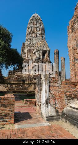 La principale pagode (prang) de Wat Ratchaburana, un temple bouddhiste à Ayutthaya, une ancienne capitale de la Thaïlande et un site classé au patrimoine mondial Banque D'Images