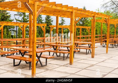 Pavillon de camping avec table de barbecue et banc pour pique-nique en plein air en été. Banque D'Images