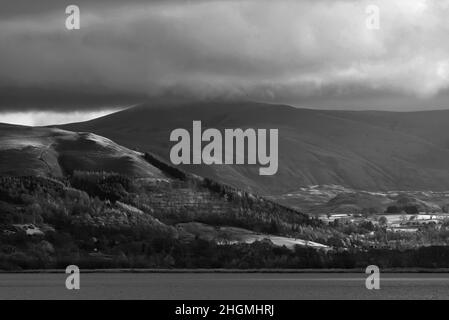 Image de paysage Epic en noir et blanc sur le lac Bassenthwaite, dans le district du lac, survolant une soirée d'automne spectaculaire Banque D'Images