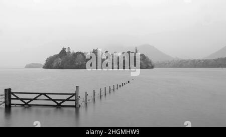 Noir et blanc belle exposition paysage image de Derwentwater regardant vers le pic de Catbells en automne en début de matinée Banque D'Images