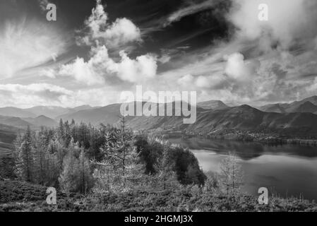 Paysage épique noir et blanc image d'automne de la vue de Walla Crag dans Lake District, au-dessus de Derwentwater regardant vers Catbells et les montagnes lointaines Banque D'Images