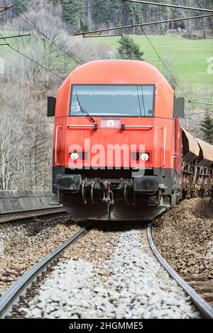 Un train de marchandises arrive vers moi sur ma voie. Banque D'Images