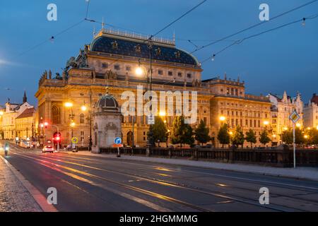 Prague, République tchèque - 2 2021 juillet : le Théâtre national Narodni Dicadlo illuminé la nuit Banque D'Images