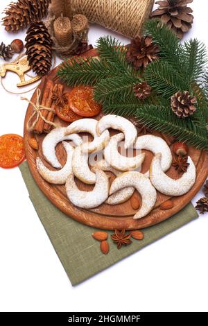 Biscuits à la vanille allemande ou autrichienne à la vanille kipferl et noix d'amande sur panneau de service en bois Banque D'Images