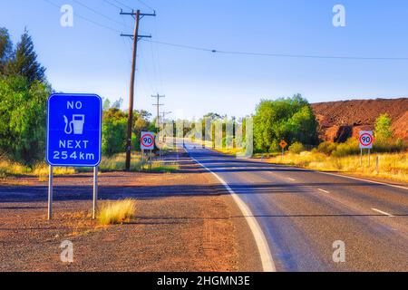 Pas de panneau d'avertissement de carburant sur la route de la Barrier Highway dans la ville minière de Cobar dans l'Outback australien. Banque D'Images