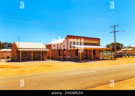 Rue principale dans la ville fantôme de Silverton de l'Outback australien de l'extrême Ouest près de Broken Hill - chambres d'affaires bâtiments historiques dans un climat aride. Banque D'Images