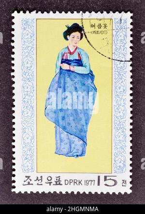 Timbre-poste annulé imprimé par la Corée du Nord, qui montre le costume national, vers 1977. Banque D'Images