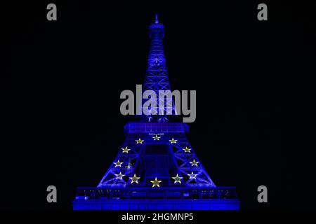 Paris, France.21st janvier 2022.La Tour Eiffel (Tour Eiffel) est illuminée en bleu et affiche le symbole des 12 étoiles du drapeau européen pour célébrer le début de la présidence française de l'Union européenne (UE) à Paris, en France, le 21 janvier 2022.La France a pris la présidence tournante de l'Union européenne samedi 1 janvier, donnant ainsi au président Emmanuel Macron l'occasion de se présenter comme le leader de facto de l'UE à l'approche des élections nationales d'avril.Photo de Victor Joly/ABACAPRESS.COM crédit: Abaca Press/Alay Live News Banque D'Images