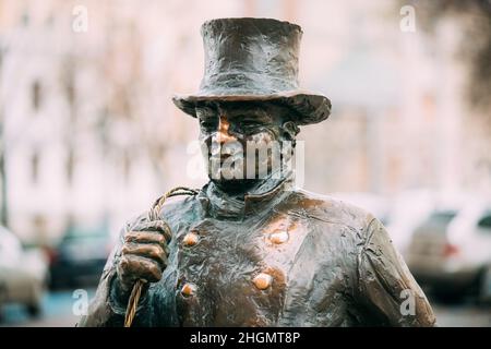 Tallinn, Estonie.Statue de bronze d'Un Lucky Happy Chimney Sweep avec quelques pas de bronze derrière lui Banque D'Images