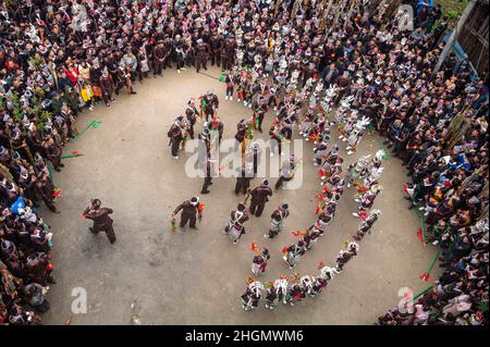 QIANDONGNAN, CHINE - le 21 JANVIER 2022 - photo aérienne prise le 21 janvier 2022 montre des membres ethniques miao qui exécutent une danse lusheng pour célébrer la végétation luxuriante Banque D'Images