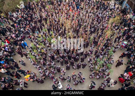 QIANDONGNAN, CHINE - le 21 JANVIER 2022 - photo aérienne prise le 21 janvier 2022 montre des membres ethniques miao qui exécutent une danse lusheng pour célébrer la végétation luxuriante Banque D'Images