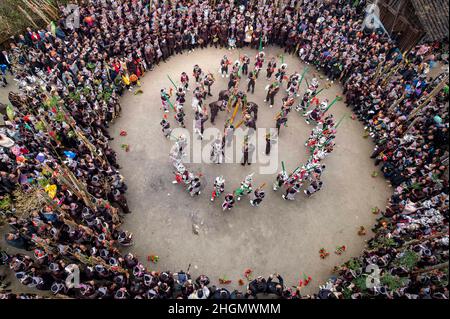 QIANDONGNAN, CHINE - le 21 JANVIER 2022 - photo aérienne prise le 21 janvier 2022 montre des membres ethniques miao qui exécutent une danse lusheng pour célébrer la végétation luxuriante Banque D'Images