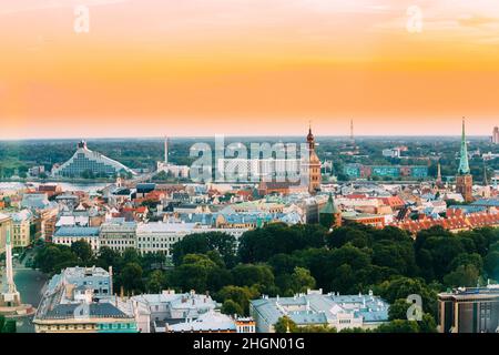 Riga, Lettonie.Paysage urbain.Vue de dessus de la Bibliothèque nationale, de la cathédrale Dom Dome de Riga et de la Bibliothèque nationale.Monuments célèbres au coucher du soleil lumière de l'été Banque D'Images
