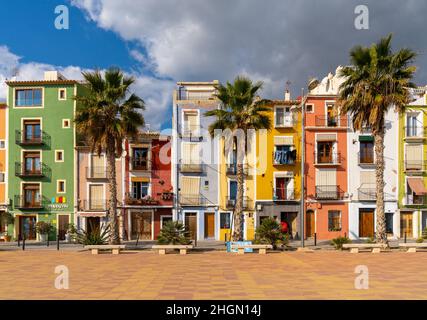 Villajoyosa, Espagne - 20 janvier 2022 : vue sur les maisons colorées de la plage dans la vieille ville historique de Villajoyosa Banque D'Images