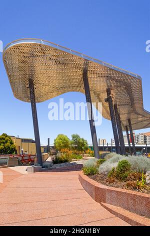 Perth, Australie - aménagement de la place Yagan en été par Lyons Architects / iredale pedersen Hook Architects / ASPECT Studios Banque D'Images