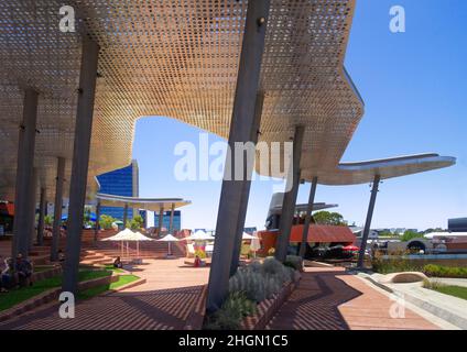 Perth, Australie - aménagement de la place Yagan en été par Lyons Architects / iredale pedersen Hook Architects / ASPECT Studios Banque D'Images