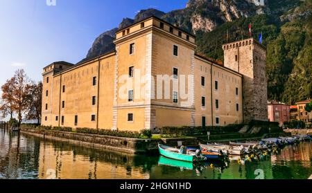 Château médiéval du nord de l'Italie.Lac Lago di Grada, ville de Riva del Garda, château de Rocca di Riva. Banque D'Images