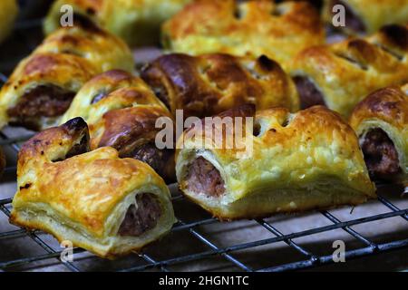 Petits pains à saucisse maison fraîchement cuits sur le plateau de refroidissement Banque D'Images