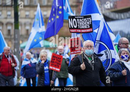 Les manifestants d'une organisation pro-indépendantiste tous sous une bannière se réunissent à George Square, Glasgow, pour participer à une « manifestation d'urgence » contre le Premier ministre, appelant à la « fin du règne conservateur » et à « l'indépendance maintenant ».Date de la photo: Samedi 22 janvier 2022. Banque D'Images