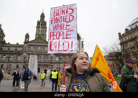 Les manifestants d'une organisation pro-indépendantiste tous sous une bannière se réunissent à George Square, Glasgow, pour participer à une « manifestation d'urgence » contre le Premier ministre, appelant à la « fin du règne conservateur » et à « l'indépendance maintenant ».Date de la photo: Samedi 22 janvier 2022. Banque D'Images