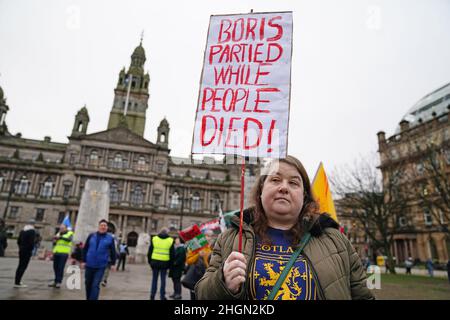 Les manifestants d'une organisation pro-indépendantiste tous sous une bannière se réunissent à George Square, Glasgow, pour participer à une « manifestation d'urgence » contre le Premier ministre, appelant à la « fin du règne conservateur » et à « l'indépendance maintenant ».Date de la photo: Samedi 22 janvier 2022. Banque D'Images