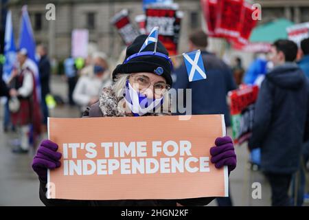 Les manifestants d'une organisation pro-indépendantiste tous sous une bannière se réunissent à George Square, Glasgow, pour participer à une « manifestation d'urgence » contre le Premier ministre, appelant à la « fin du règne conservateur » et à « l'indépendance maintenant ».Date de la photo: Samedi 22 janvier 2022. Banque D'Images