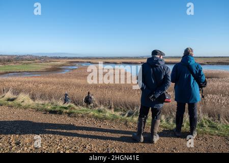 Ornithologues et photographes à la réserve naturelle de Farlington Marshes lors d'une matinée hivernale ensoleillée, Hampshire, Angleterre, Royaume-Uni Banque D'Images