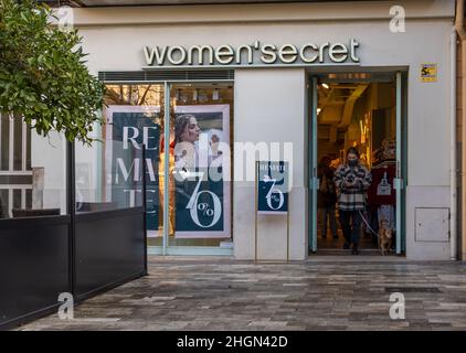 Manacor, Espagne; janvier 20 2022: Façade de la société multinationale de vêtements et d'accessoires Womensecret, une matinée ensoleillée avec des personnes portant un masque.N Banque D'Images