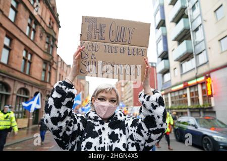 Les manifestants d'une organisation pro-indépendantiste tous sous une bannière participent à une 'manifestation d'urgence' à Glasgow, contre le Premier ministre, appelant à la 'fin du règne conservateur' et 'l'indépendance maintenant'.Date de la photo: Samedi 22 janvier 2022. Banque D'Images