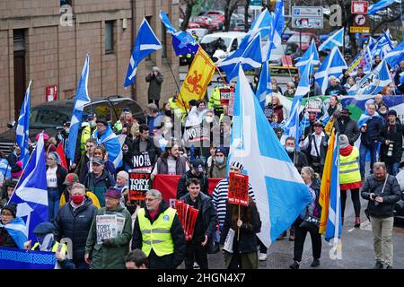 Les manifestants d'une organisation pro-indépendantiste tous sous une bannière participent à une 'manifestation d'urgence' à Glasgow, contre le Premier ministre, appelant à la 'fin du règne conservateur' et 'l'indépendance maintenant'.Date de la photo: Samedi 22 janvier 2022. Banque D'Images