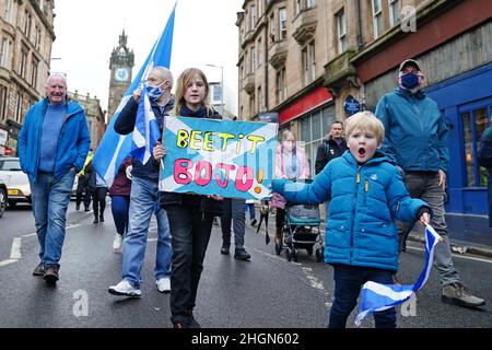 ***PERMISSION PARENTALE ACCORDÉE*** les manifestants d'une organisation pro-indépendantiste tous sous une bannière prennent part à une 'manifestation d'urgence' à Glasgow, contre le Premier ministre, appelant à la 'fin du régime conservateur' et 'l'indépendance maintenant'.Date de la photo: Samedi 22 janvier 2022. Banque D'Images