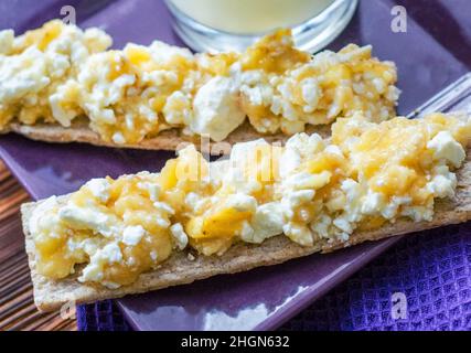 Sandwich diététique.Confiture de pain avec fromage cottage et fruits. Banque D'Images