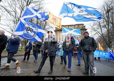 Les manifestants d'une organisation pro-indépendantiste tous sous une bannière participent à une 'manifestation d'urgence' à Glasgow, contre le Premier ministre, appelant à la 'fin du règne conservateur' et 'l'indépendance maintenant'.Date de la photo: Samedi 22 janvier 2022. Banque D'Images