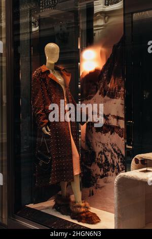 Deux mannequins de sexe féminin vêtus d'un élégant manteau long brun fantaisie et de chaussures en fourrure d'hiver.Collection automne hiver Banque D'Images