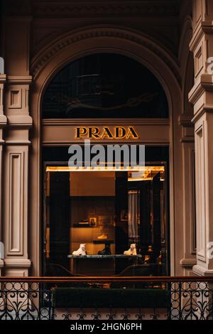 Façade de la boutique Prada à l'intérieur du célèbre centre commercial dans LA GOMME de Moscou.Prada est un label de mode italien spécialisé dans les produits de luxe pour hommes et wom Banque D'Images