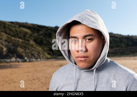 Portrait en gros plan d'un jeune latino portant un sweat à capuche. Banque D'Images