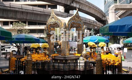 Le sanctuaire Erawan, alias Thao Maha Phrom Shrine Bangkok Thaïlande Banque D'Images