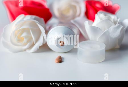 produit cosmétique dans un tube sur un fond de bong avec des roses Banque D'Images